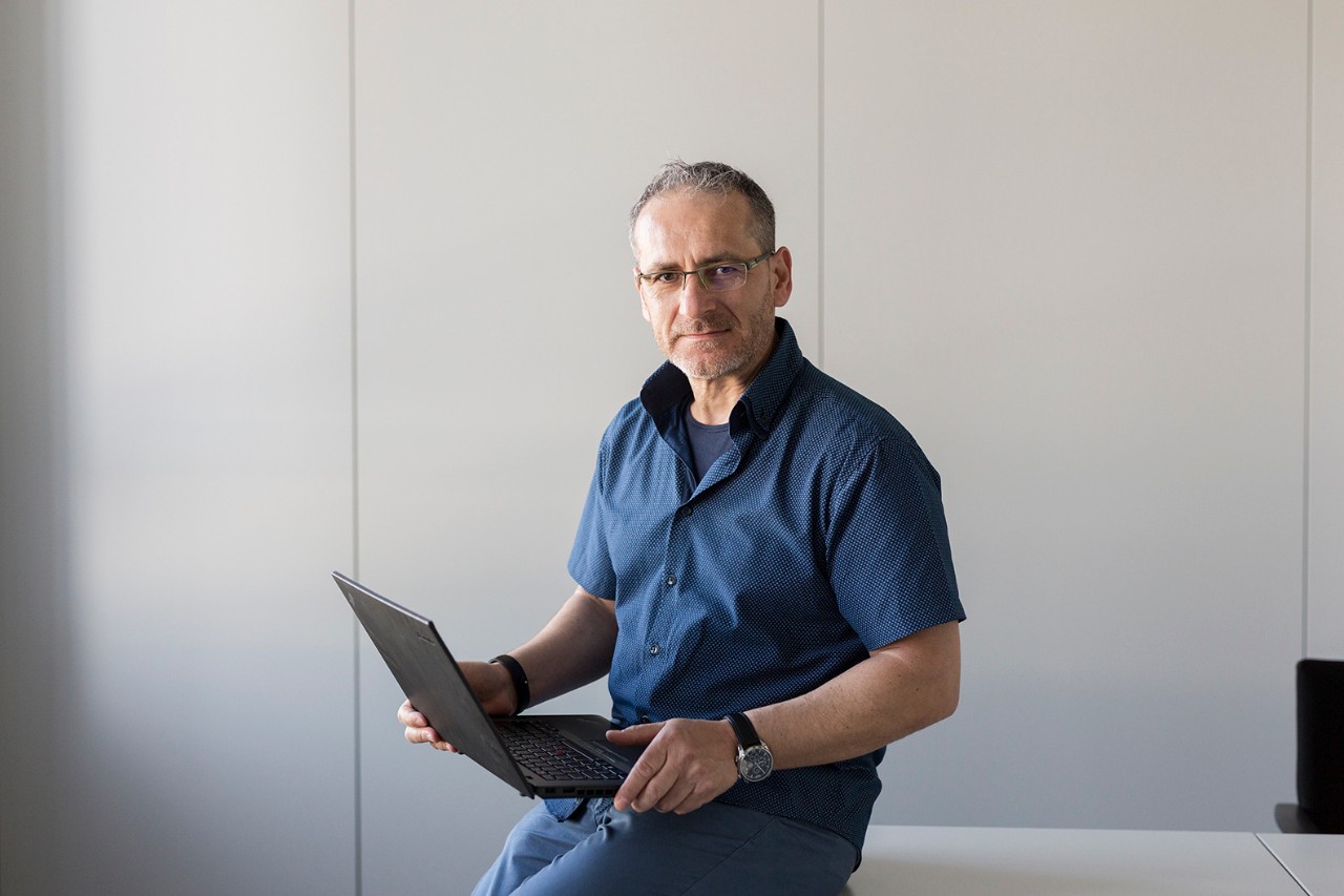 Mann mit Laptop
