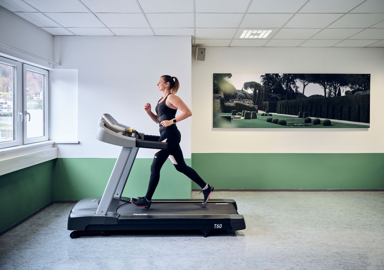 Mitarbeiterin im Fitnessraum von STIHL Tirol