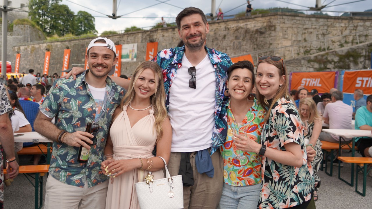 Zwei Mitarbeiterinnen beim jährlichen STIHL Tirol Sommerfest